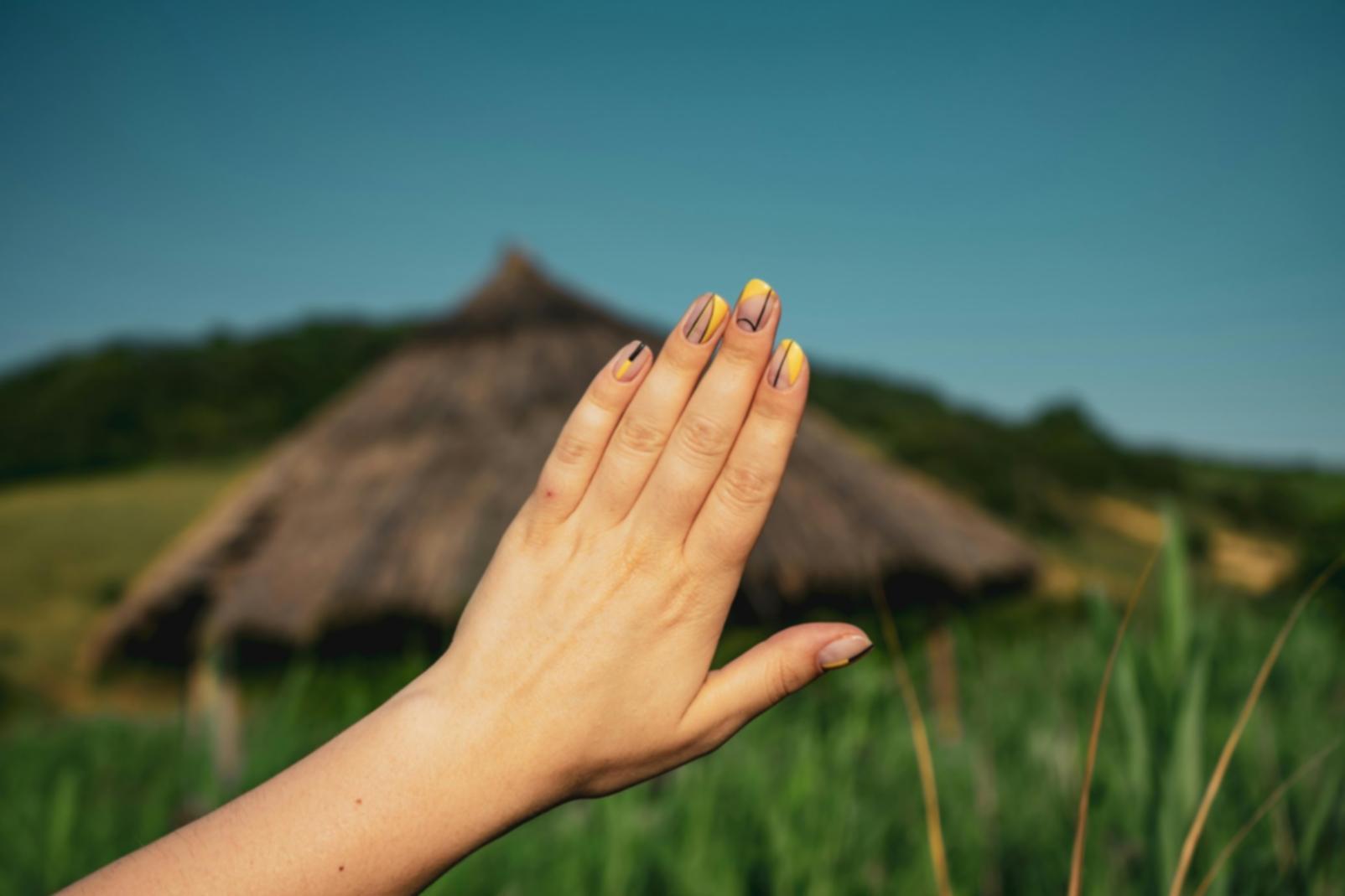 Strumenti professionali per nail care disposti su superficie pulita
